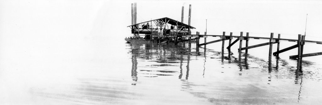 Campo de Lagunillas, gabarra para caldera en el pozo LL-532. 1929: Autor no identificado © Archivo Fotografía Urbana